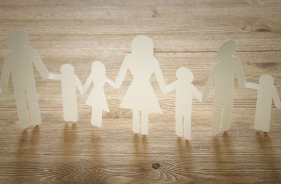 photo d'une famille se tenant la main, montrant l'union de la famille